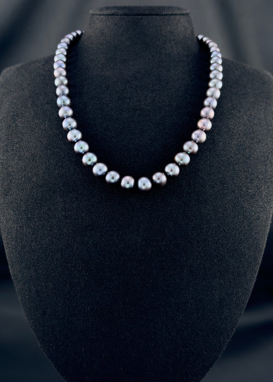 Cultured, Tahitian black-red pearl necklace, exhibited on black suede, excellent reflection, 9-10mm, 18", yellow gold clasp.
