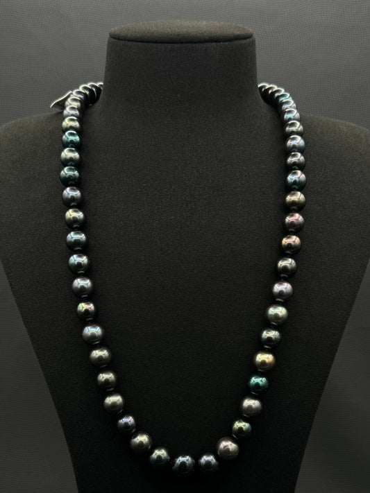 Cultured, Tahitian black-green pearl necklace, exhibited on black suede, excellent reflection, 10.5-13mm, 24", white gold clasp.